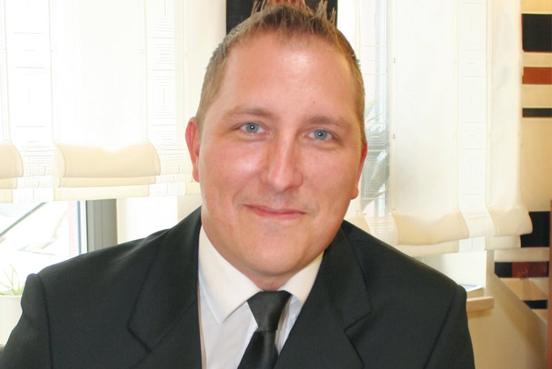 Dustin Bajorek, Bestattungsfachkraft