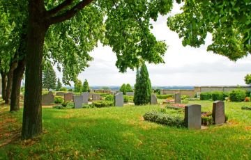 Grabfeld auf einem Friedhof