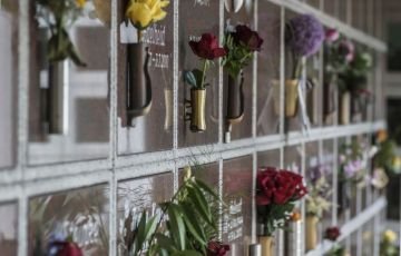 Urnenwand mit Blumenschmuck