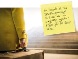 Person im gelben Mantel mit Koffer auf einer Treppe, daneben ein Notizzettel: Im Grunde ist eine Bestattungsvorsorge so etwas wie ein sorgfältig gepackter Koffer für die letzte Reise